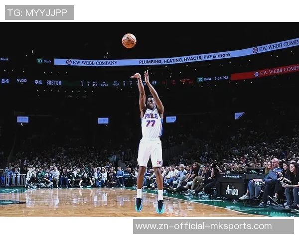 埃奇库姆半场表现不佳10投仅3中三分球命中率低迷仅得7分2篮板